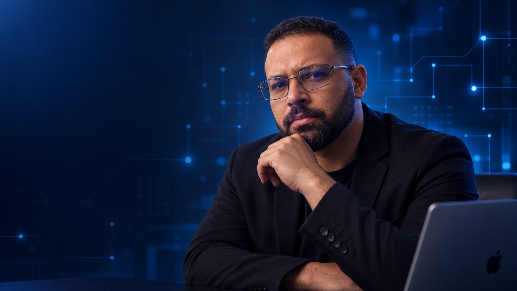 Vinícius Oliveira, desenvolvedor e analista de redes, em seu ambiente de trabalho